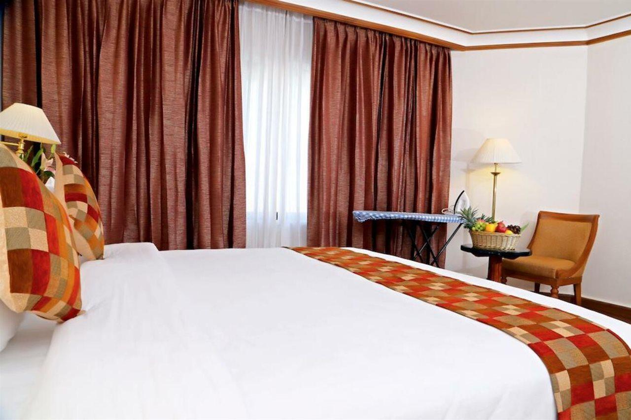Gokulam Park Hotel Kochi Exterior foto