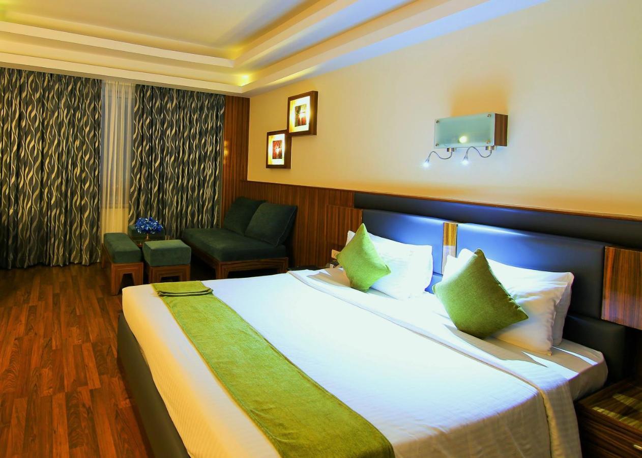 Gokulam Park Hotel Kochi Exterior foto