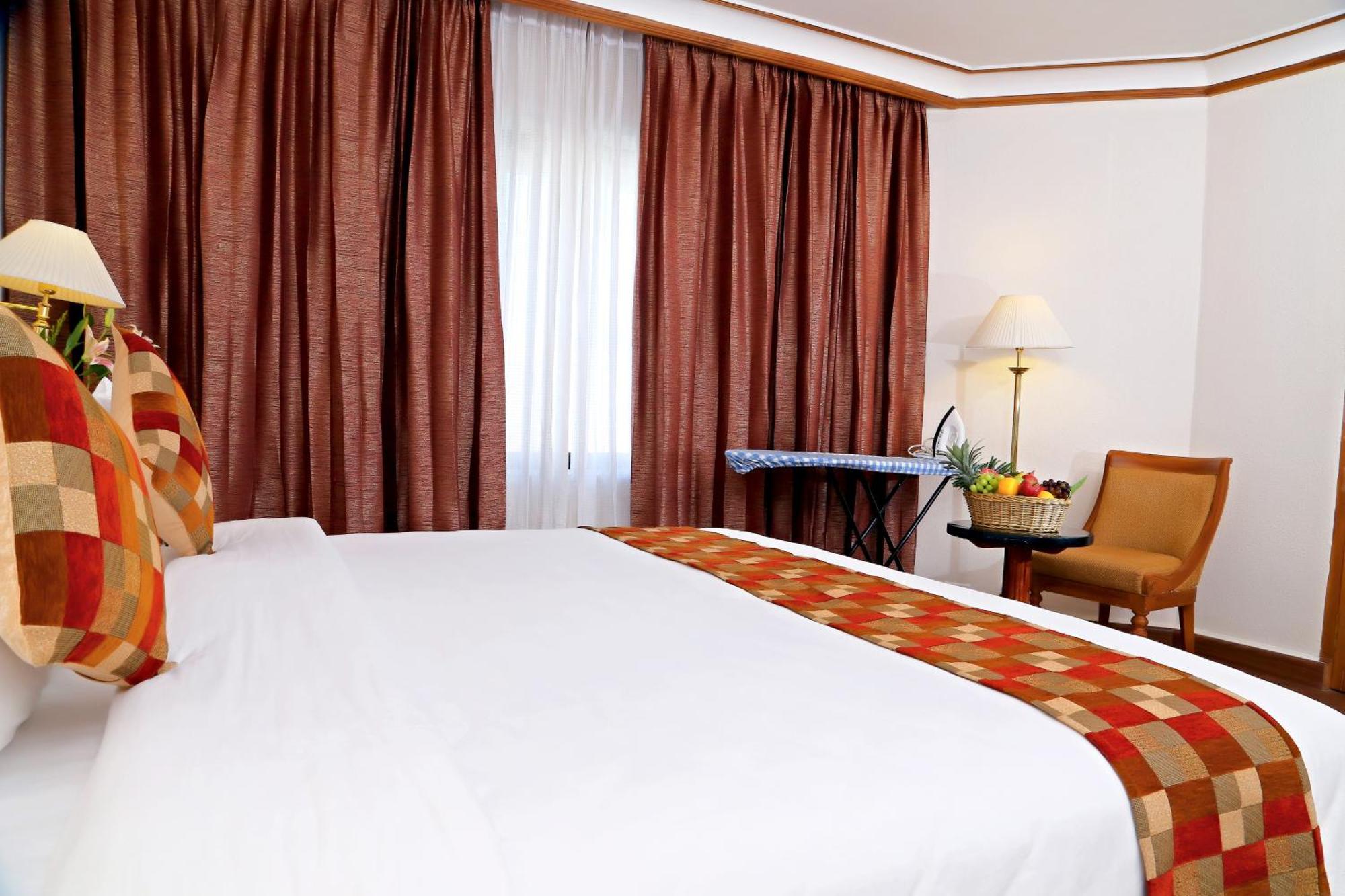 Gokulam Park Hotel Kochi Exterior foto